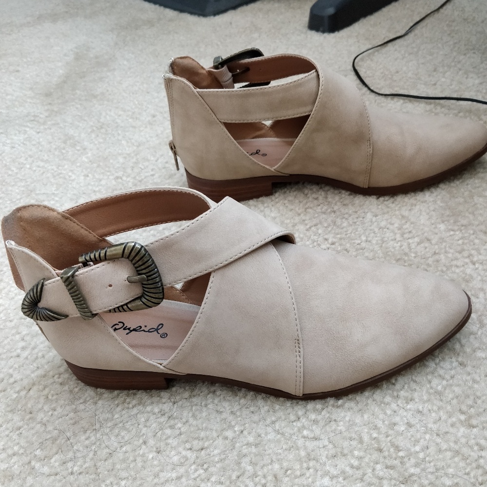 Qupid beige booties with buckle and cutouts